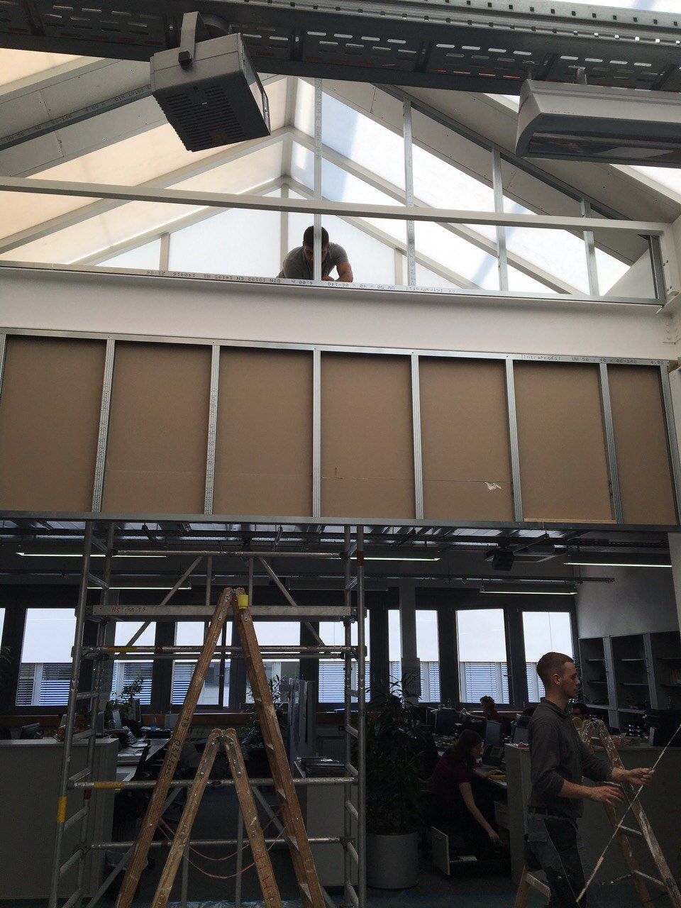 Arbeiten der Khaled GmbH an einer Wand