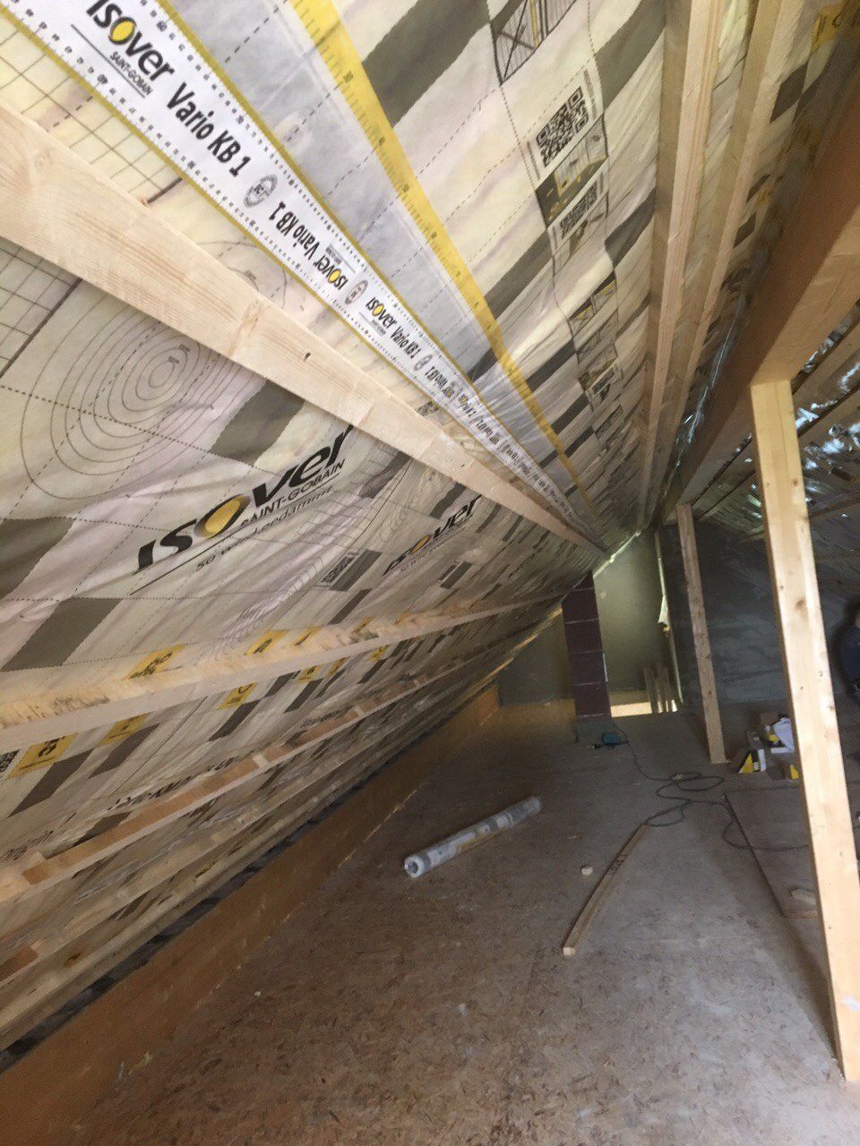 Arbeiten der Khaled GmbH an einer Wand