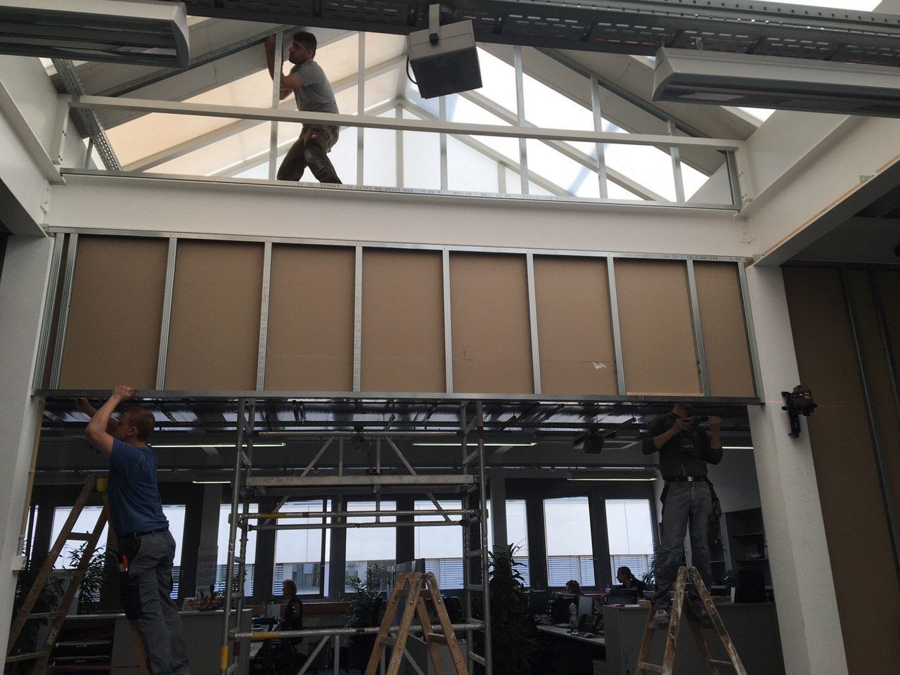 Arbeiten der Khaled GmbH an einer Wand