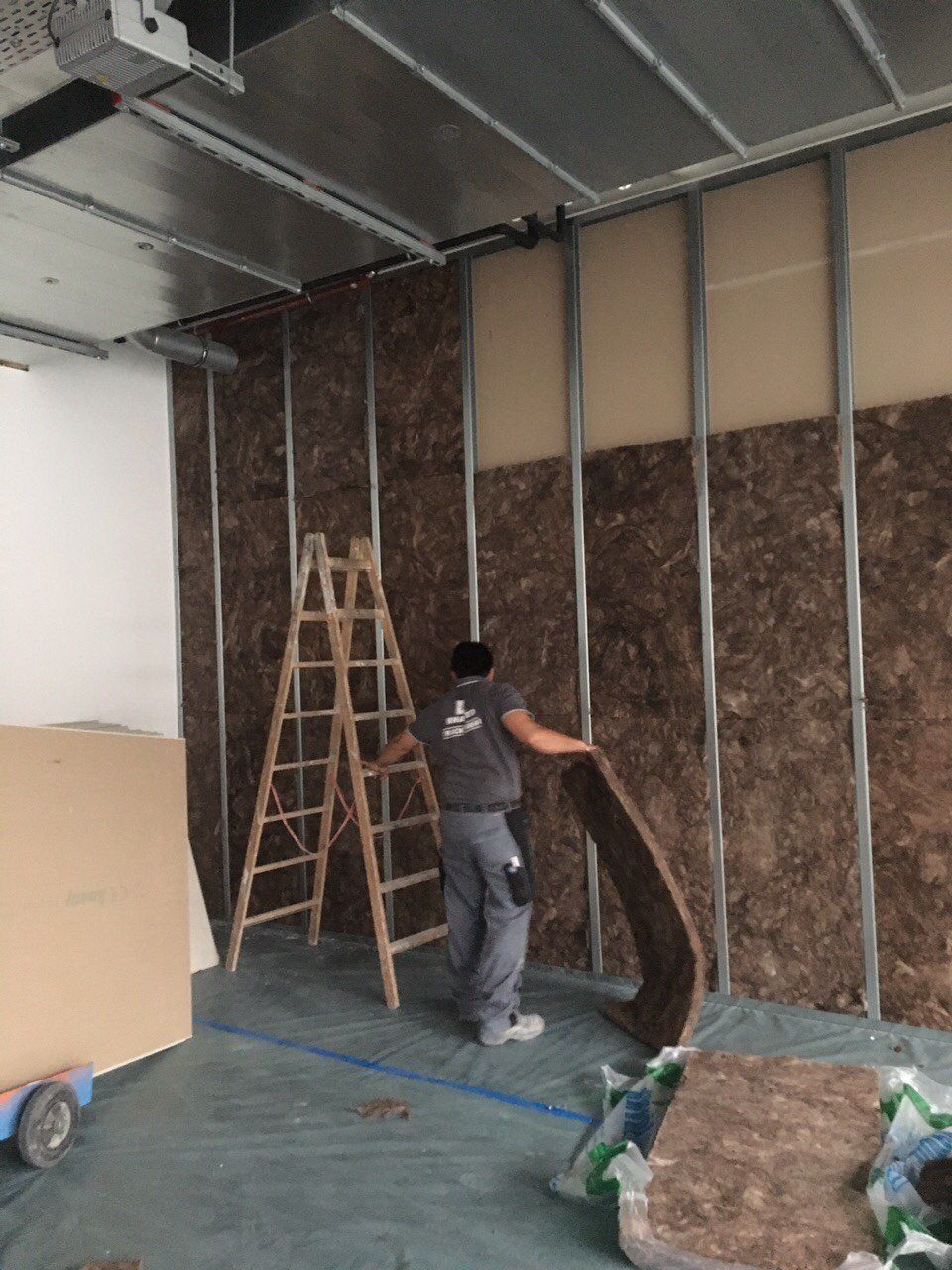 Arbeiten der Khaled GmbH an einer Wand