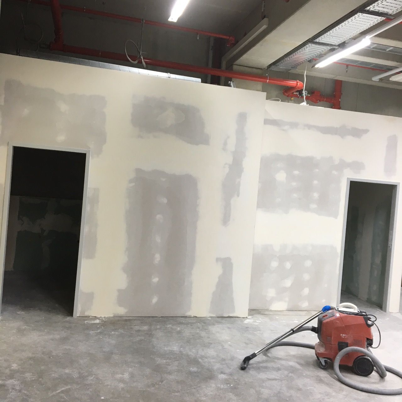 Arbeiten der Khaled GmbH an einer Wand