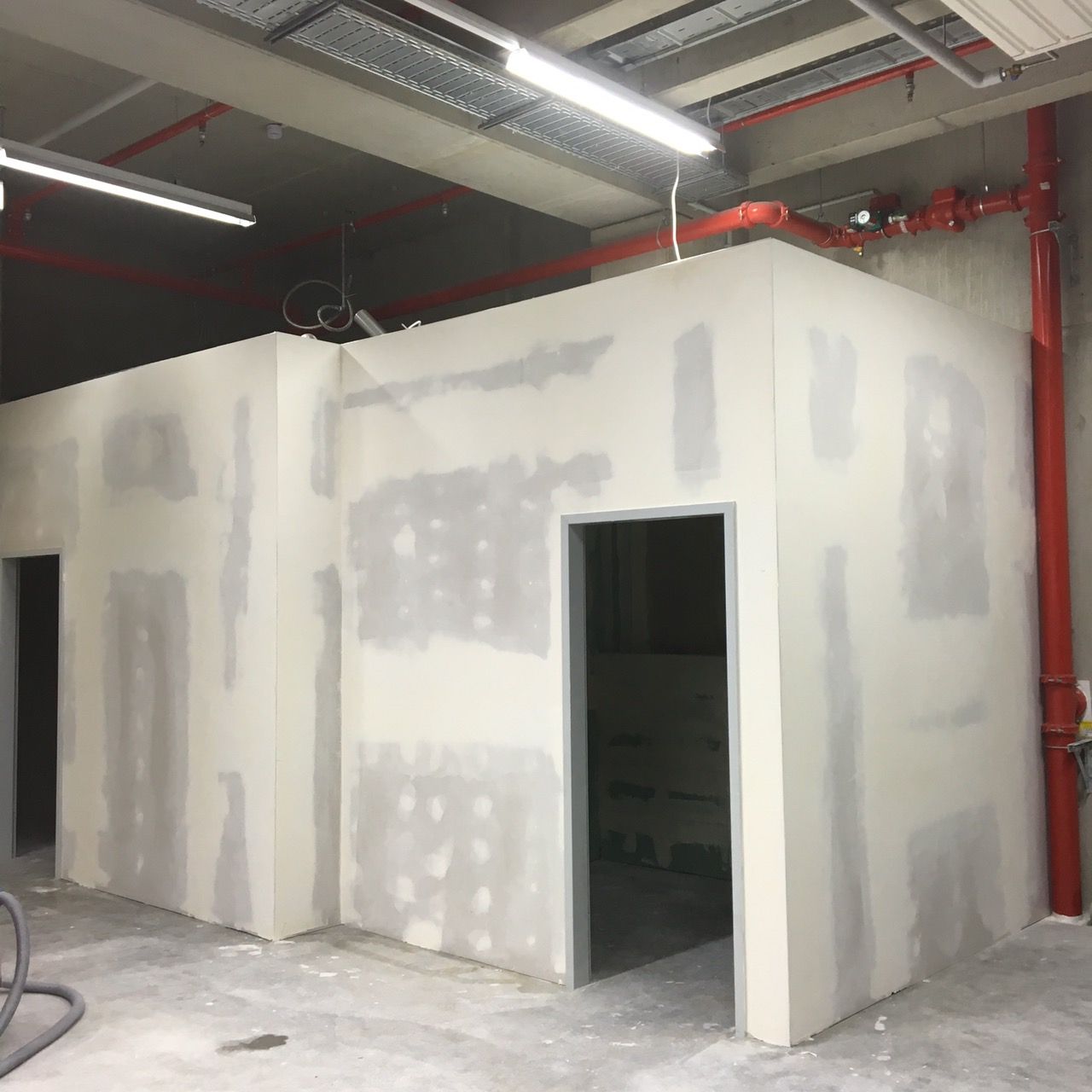 Arbeiten der Khaled GmbH an einer Wand