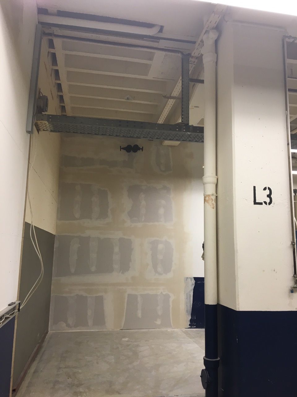 Arbeiten der Khaled GmbH an einer Wand