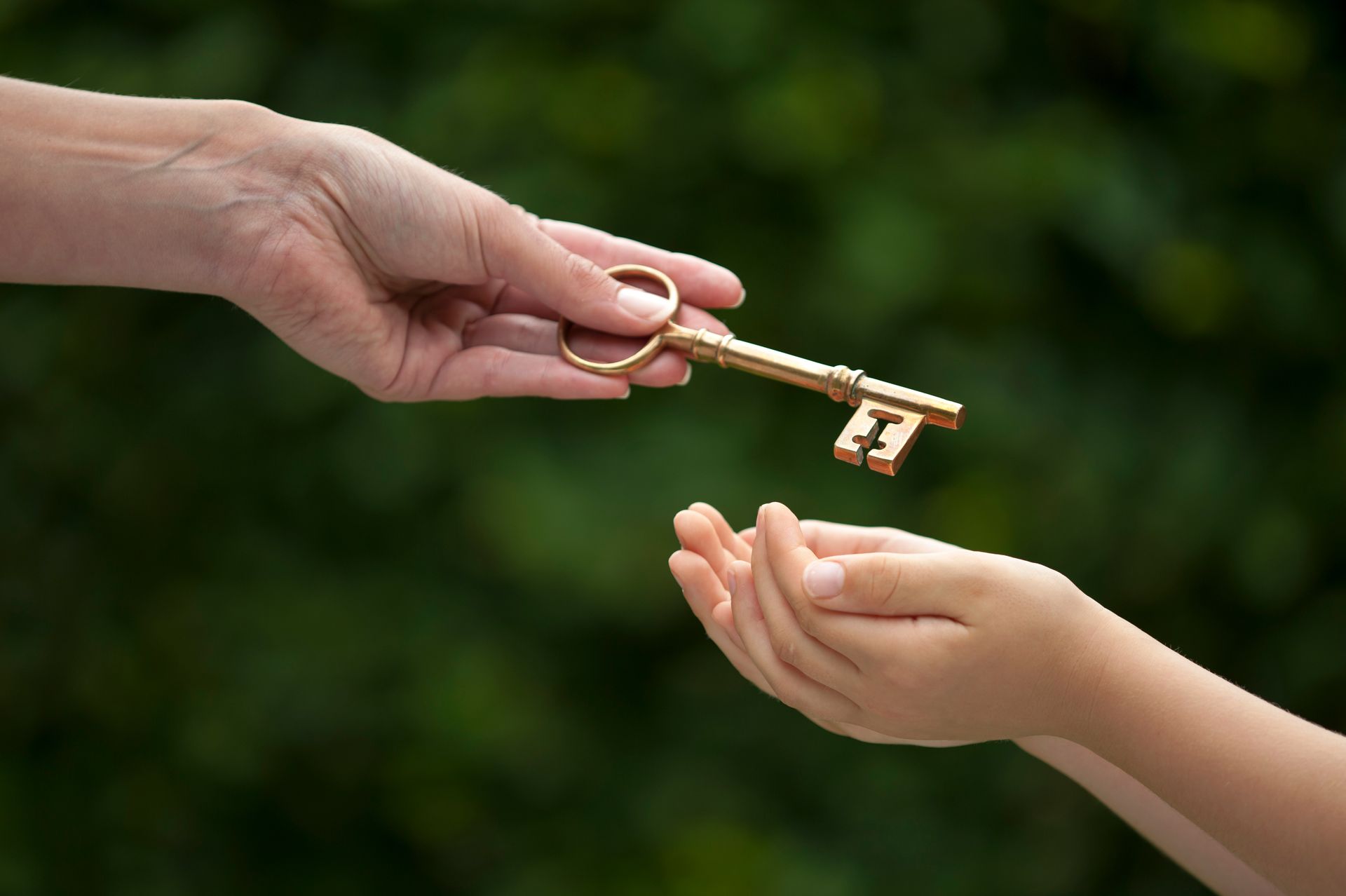 Une personne adulte donne une clé à un enfant