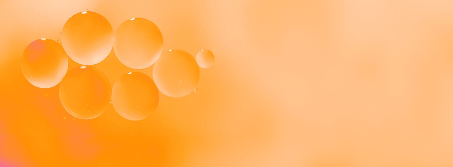 Fond abstrait avec des lignes blanches tourbillonnantes et des bulles flottantes sur un fond bleu dégradé