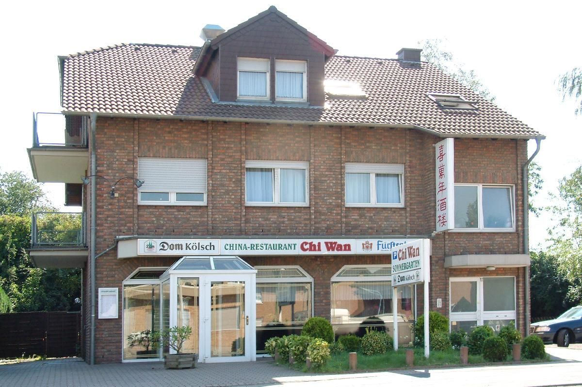 Ein Backsteingebäude mit einem Schild mit der Aufschrift „Chi Wan“