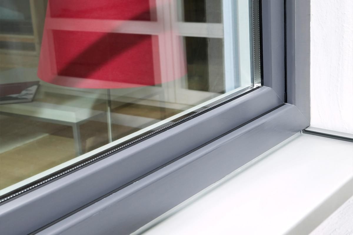 Eine Nahaufnahme eines Fensters mit einem grauen Rahmen