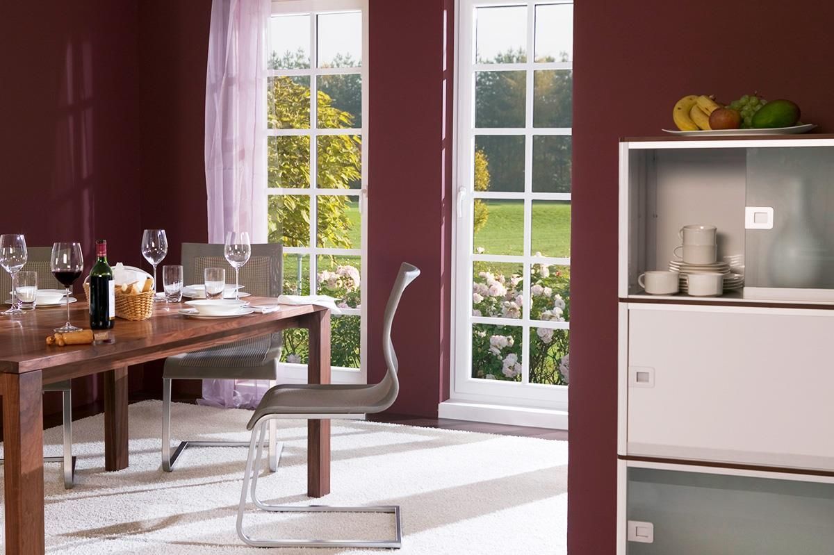 Ein Esstisch mit einer Flasche Wein darauf