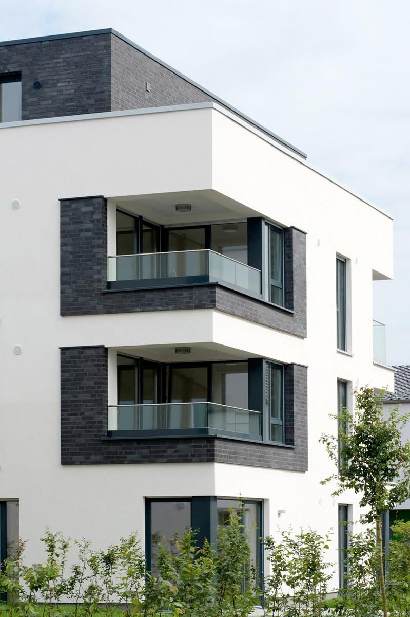 Ein Gebäude mit vielen Fenstern und Balkonen