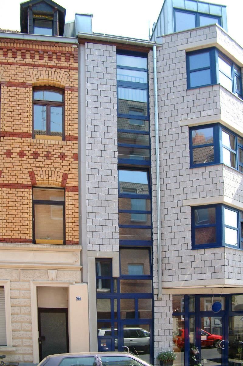 Ein Gebäude mit einem davor geparkten Auto