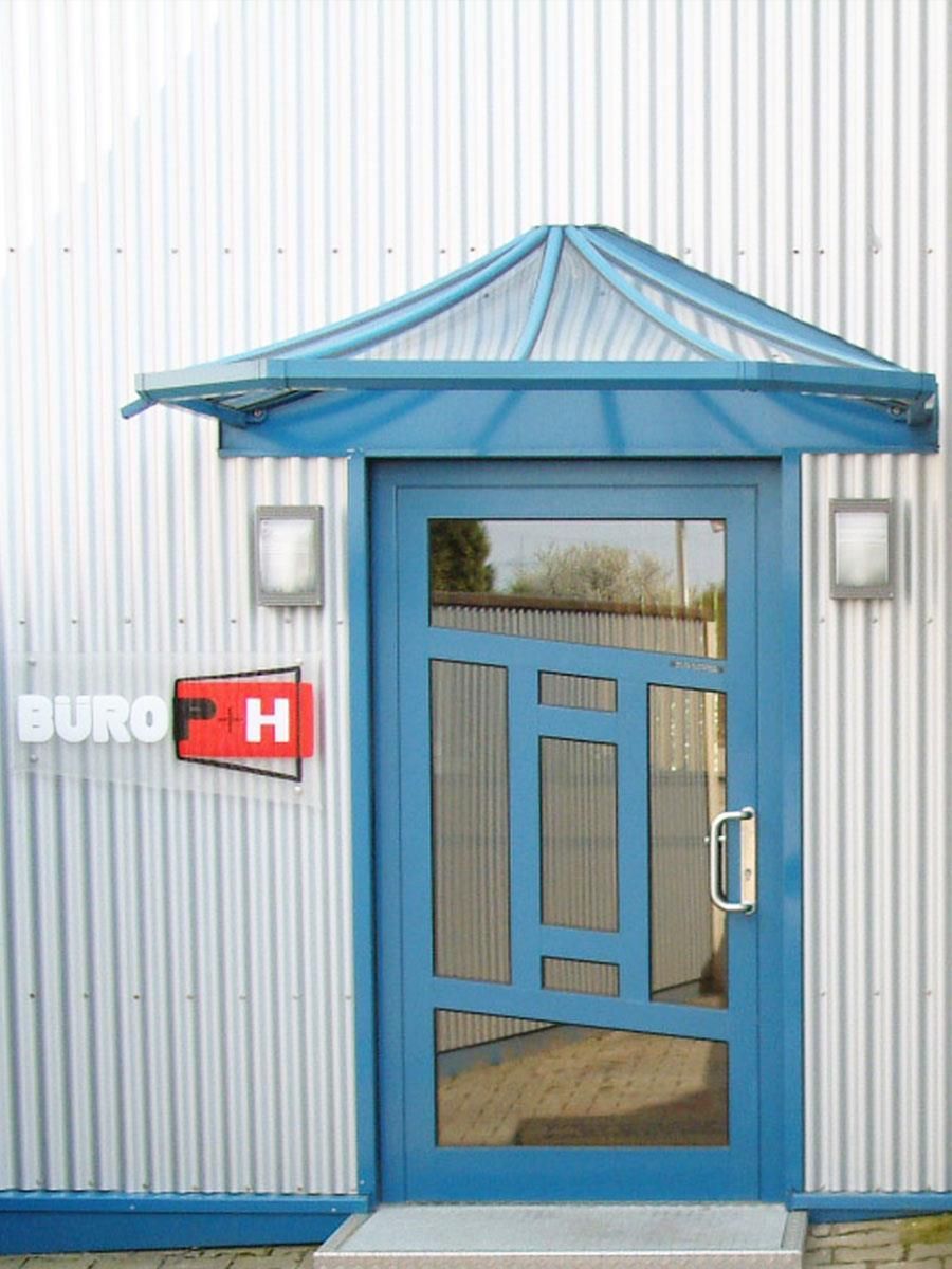 Eine blaue Tür mit einem Schild mit der Aufschrift „Buro“ darauf