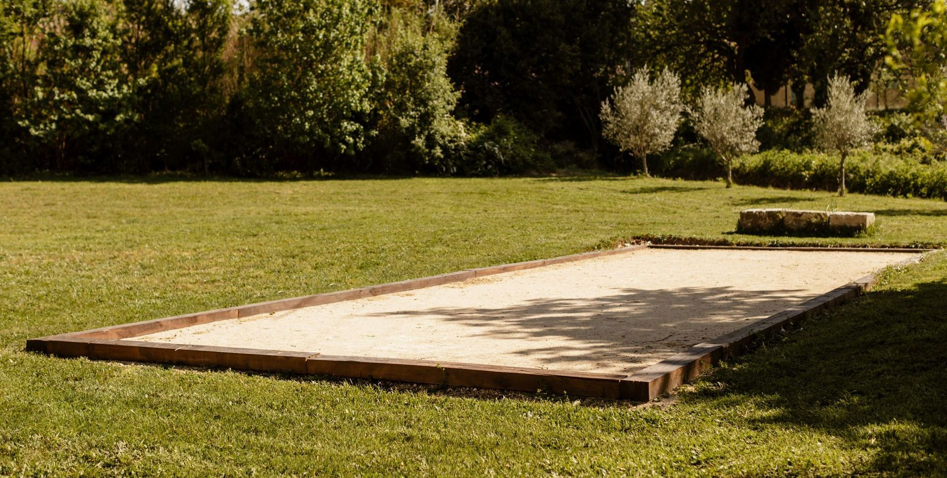 Terrain de pétanque dans un jardin