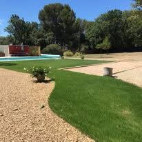 Chemin en gazon avec une piscine