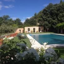 Piscine dans un jardin