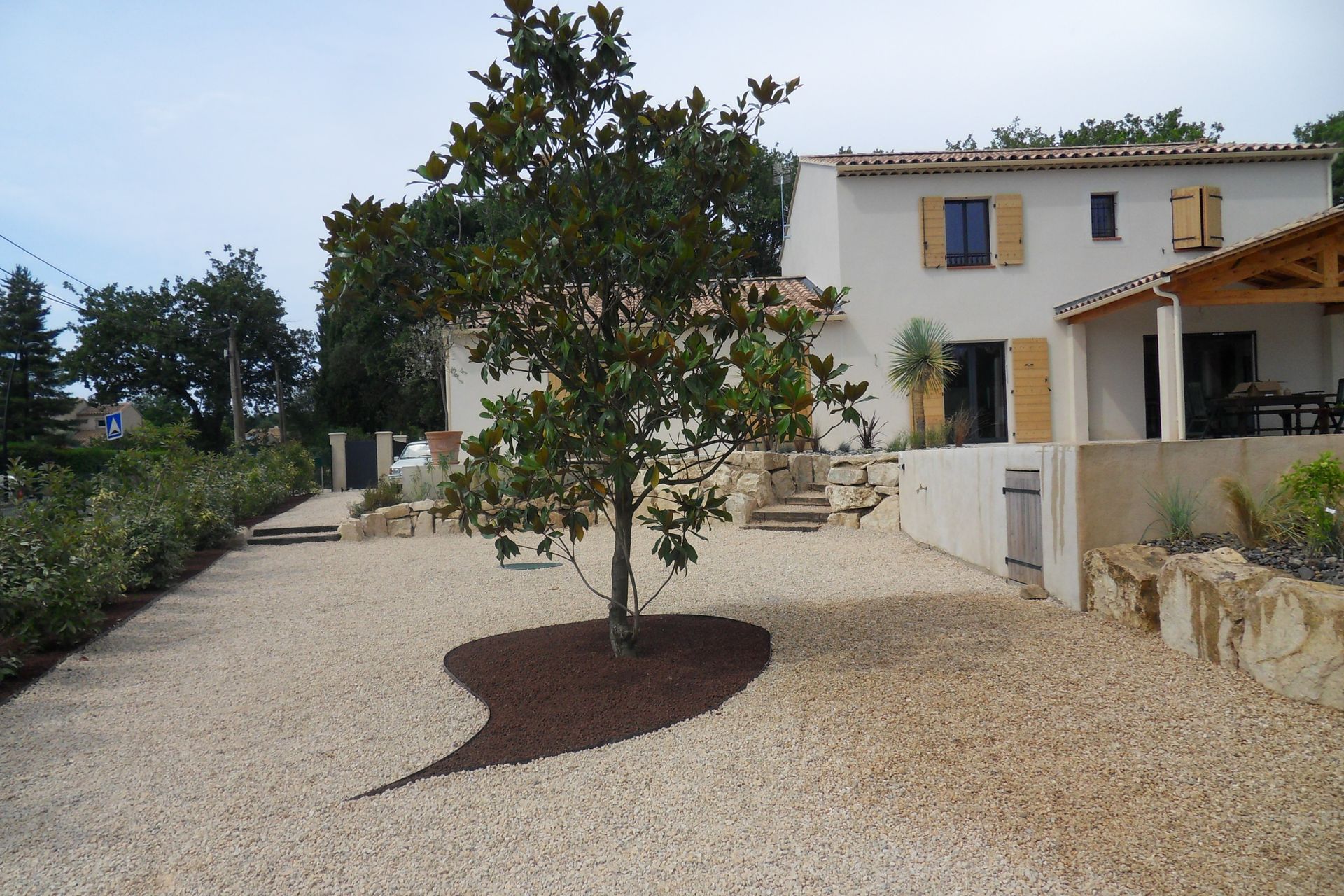 Arbre devant une maison