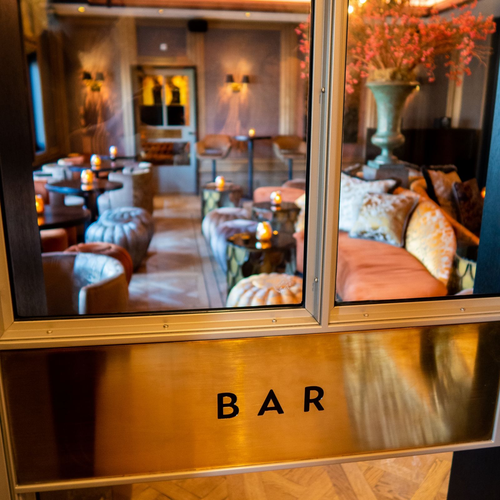 The word bar is on a gold sign