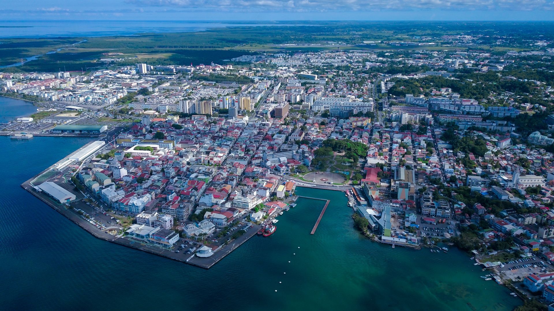 Vue aérienne de la commune de Baie-Mahault.