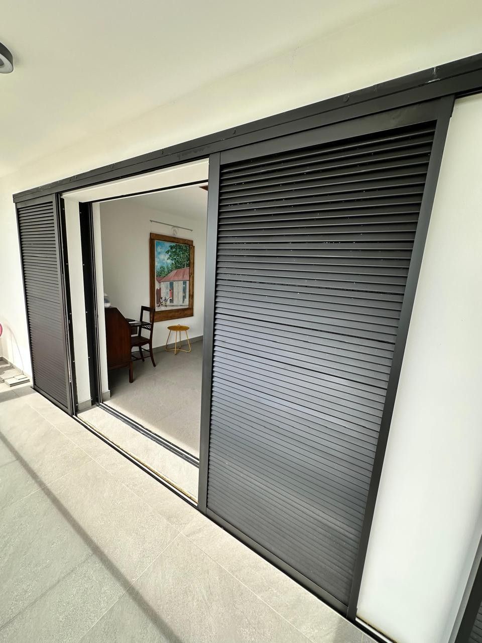 Un accès ouvert avec des volets coulissants.