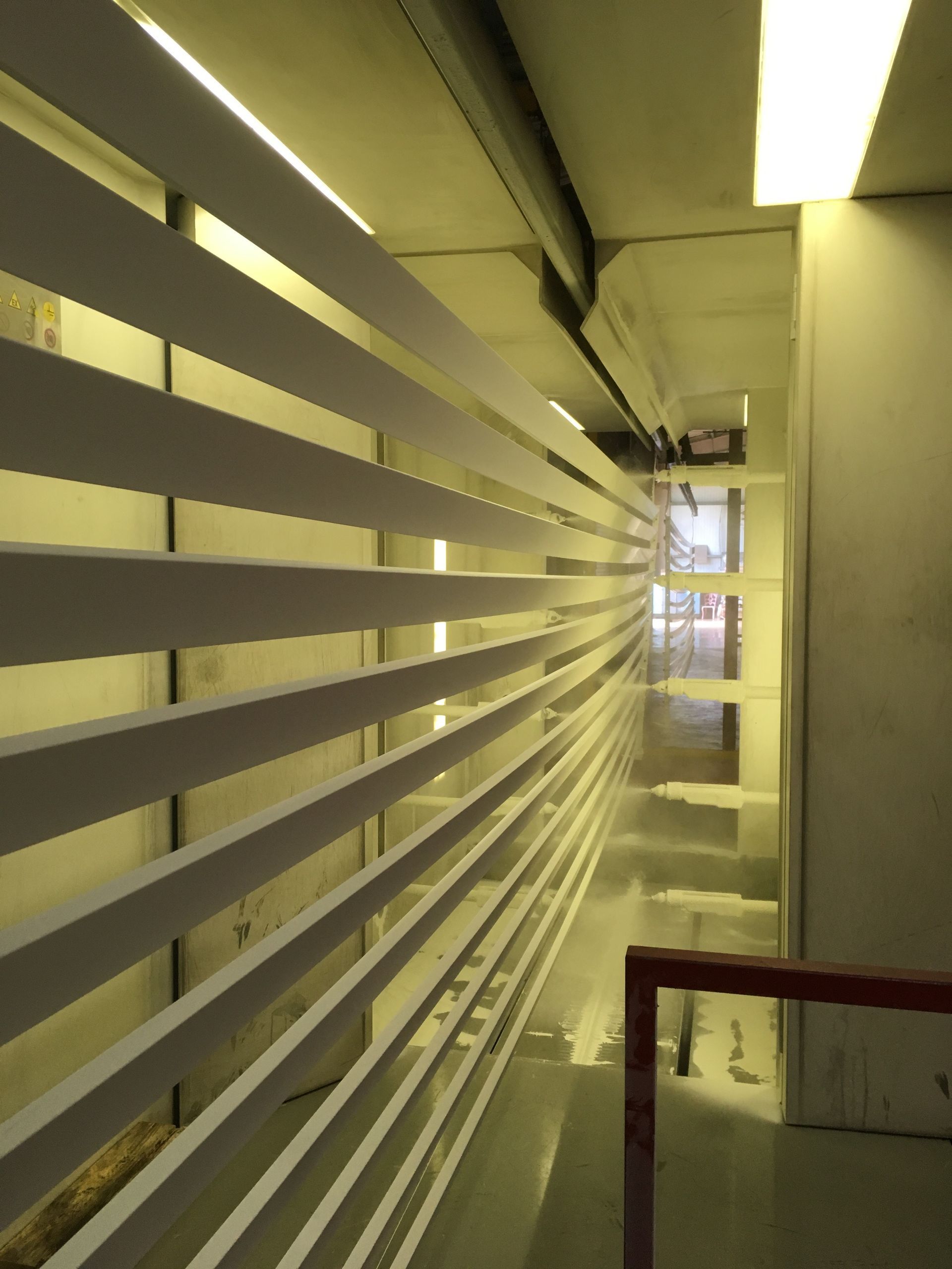 Des lames en aluminium dans une unité de thermolaquage.
