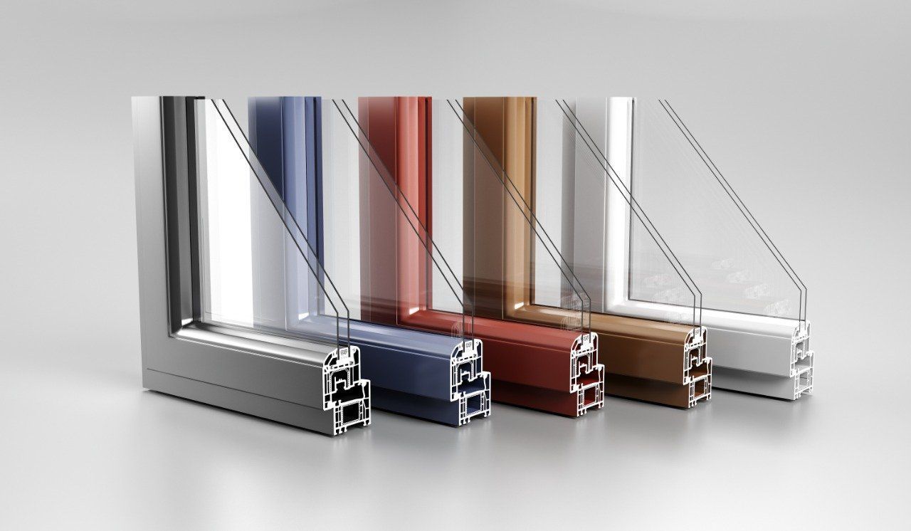 Des coupes de profilés en aluminium de différentes couleurs.