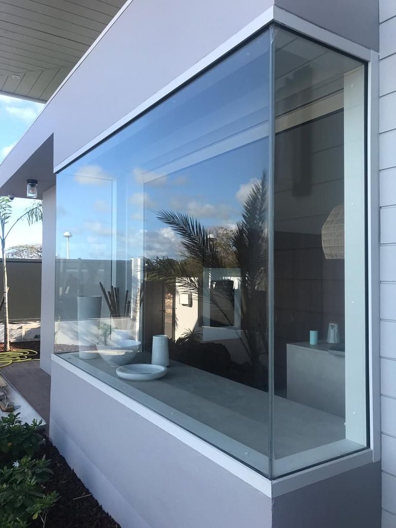 Un châssis vitré en aluminium.