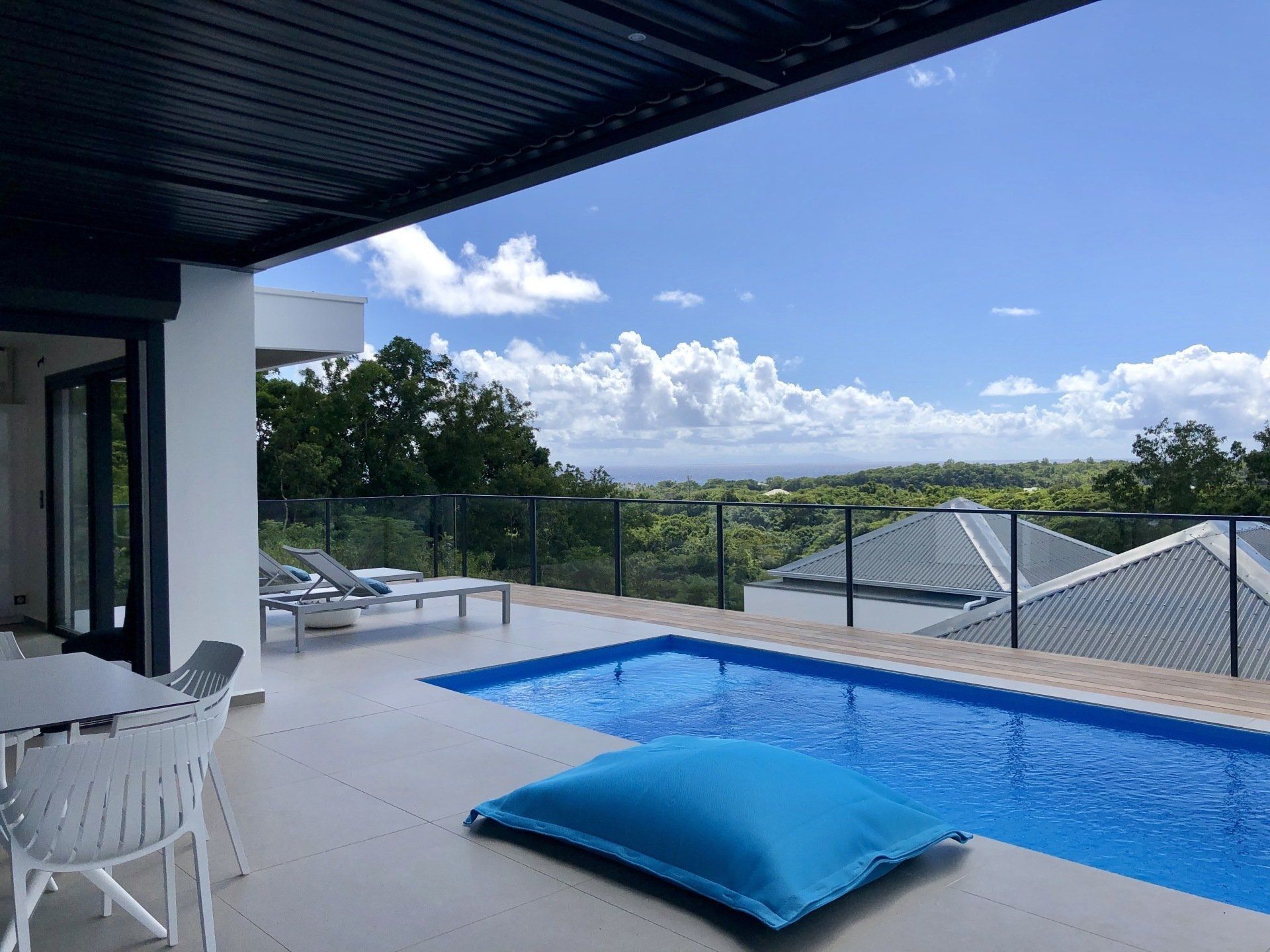 Un garde-corps au bord d'une piscine.