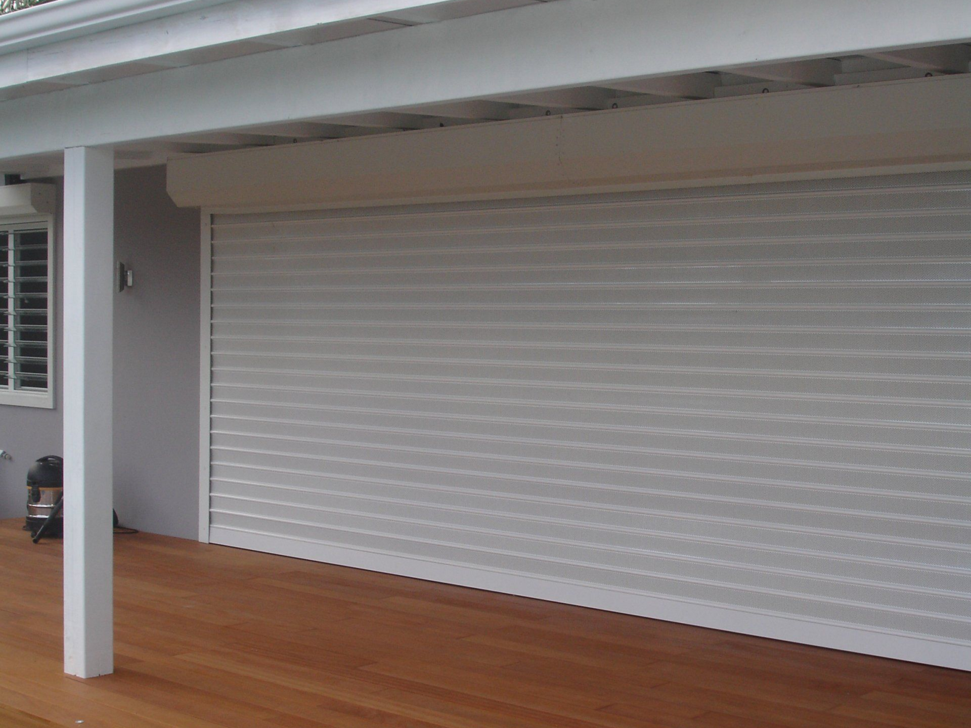 Un volet roulant fermé.