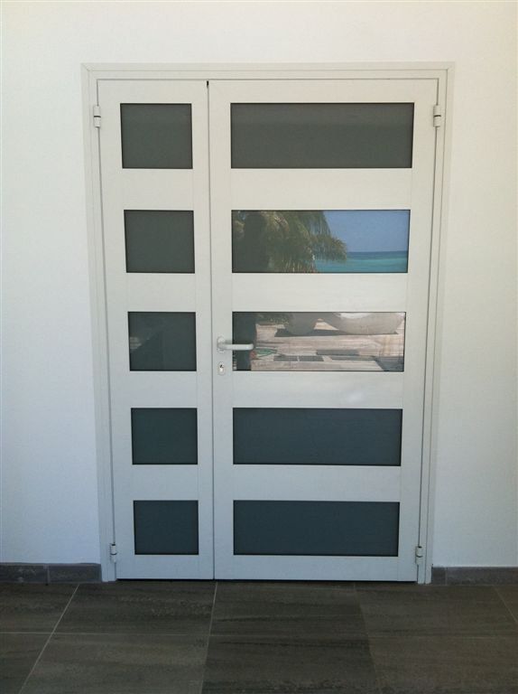 Une porte d'entrée vitrée.
