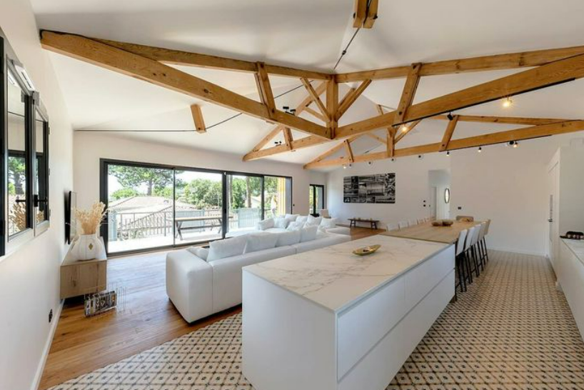 Salon avec charpente apparente