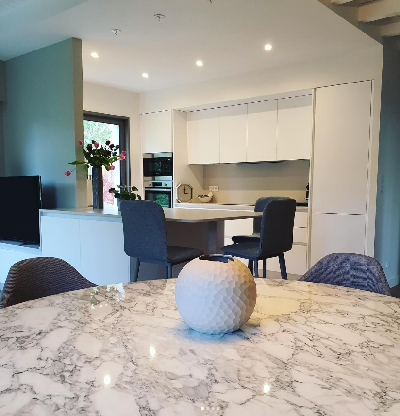 Salon vert et cuisine blanche