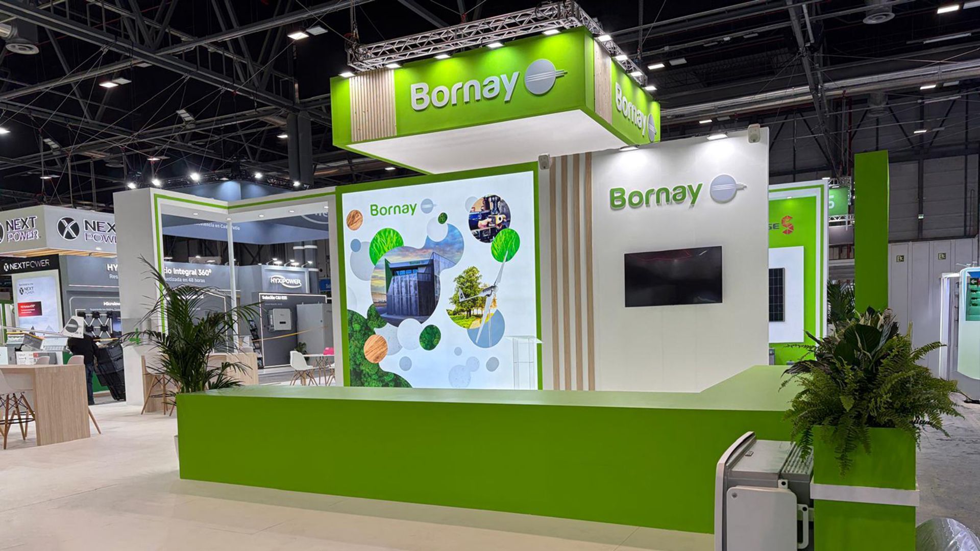 Un stand de feria con la marca