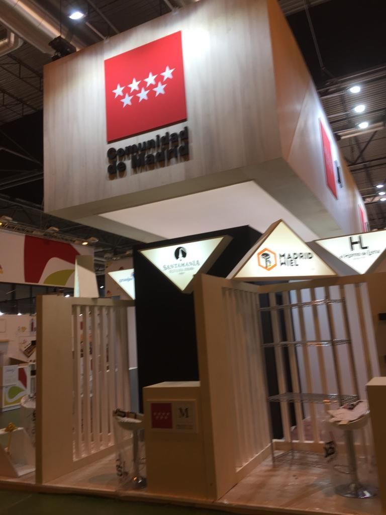 Caseta de turismo de Madrid con el escudo de Madrid y diversa señalización.