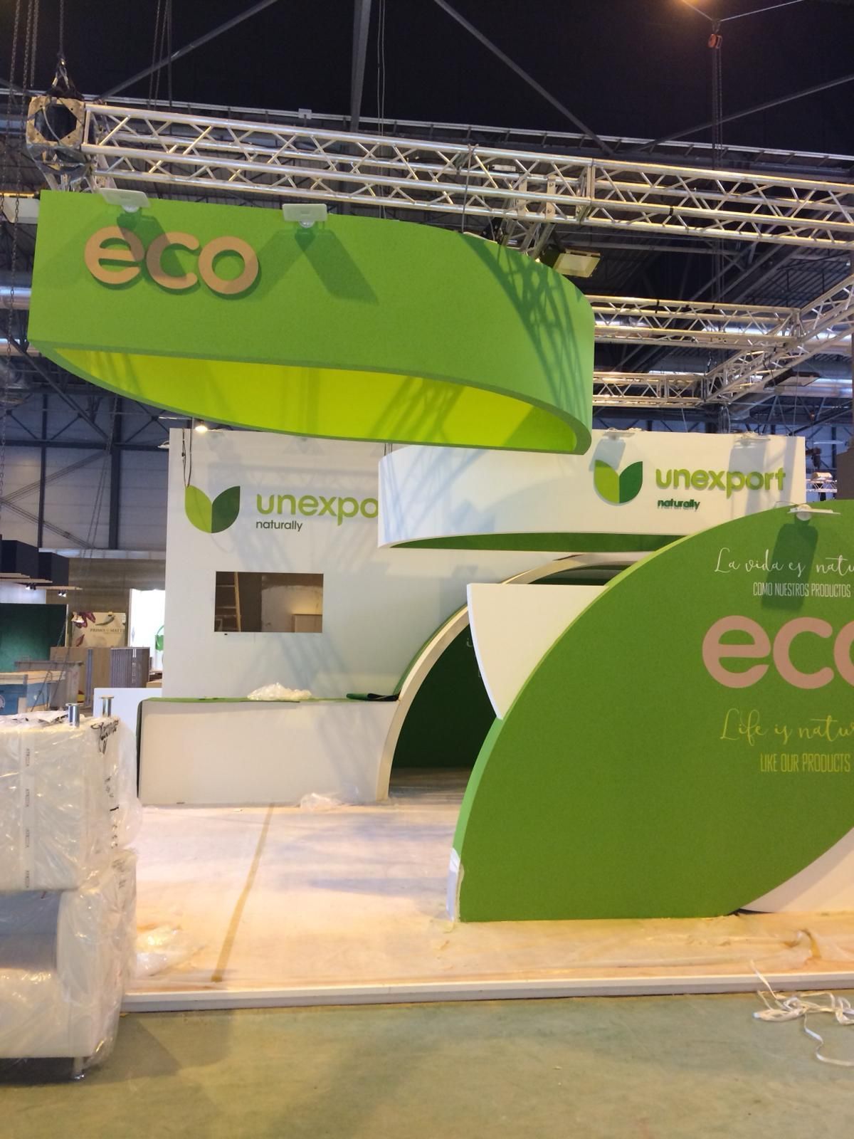 Stand de feria verde y blanco con logotipos “eco” y “unexport”.