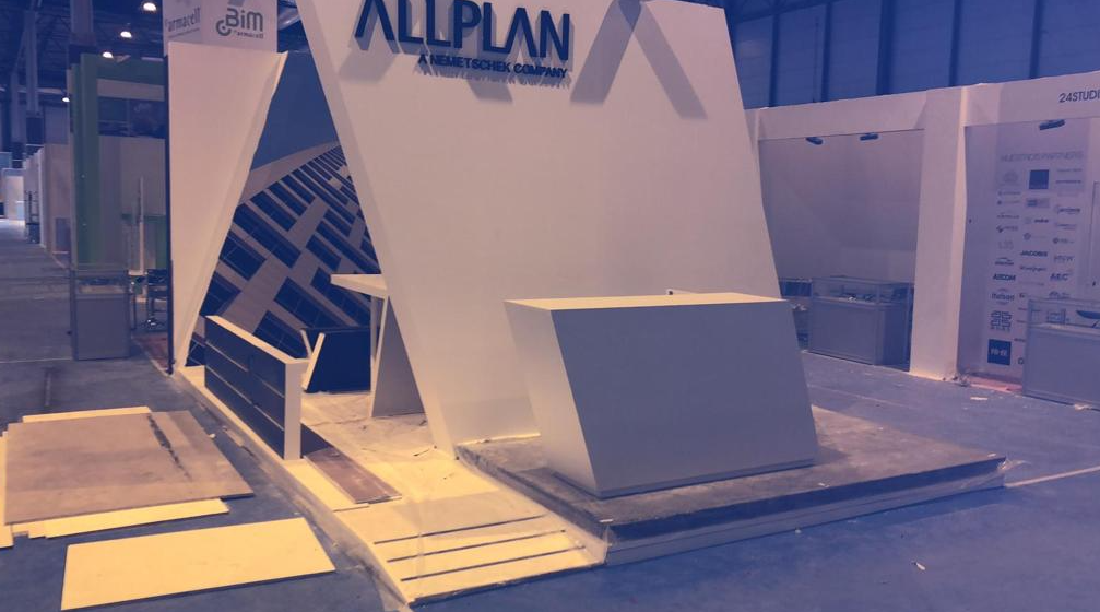 Stand blanco en construcción, con el logotipo de 