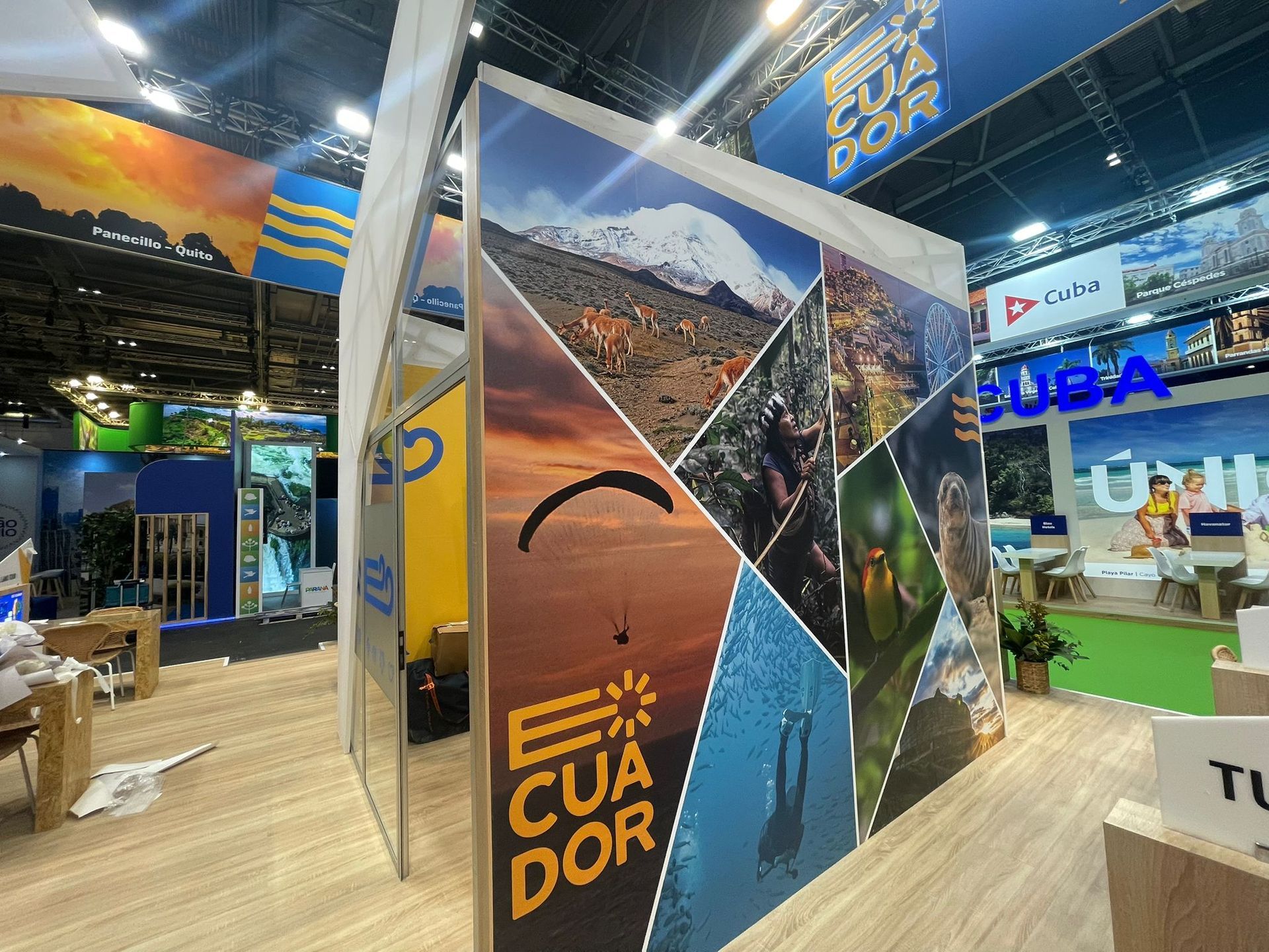 Stand de turismo de Ecuador con un mosaico de paisajes y actividades.