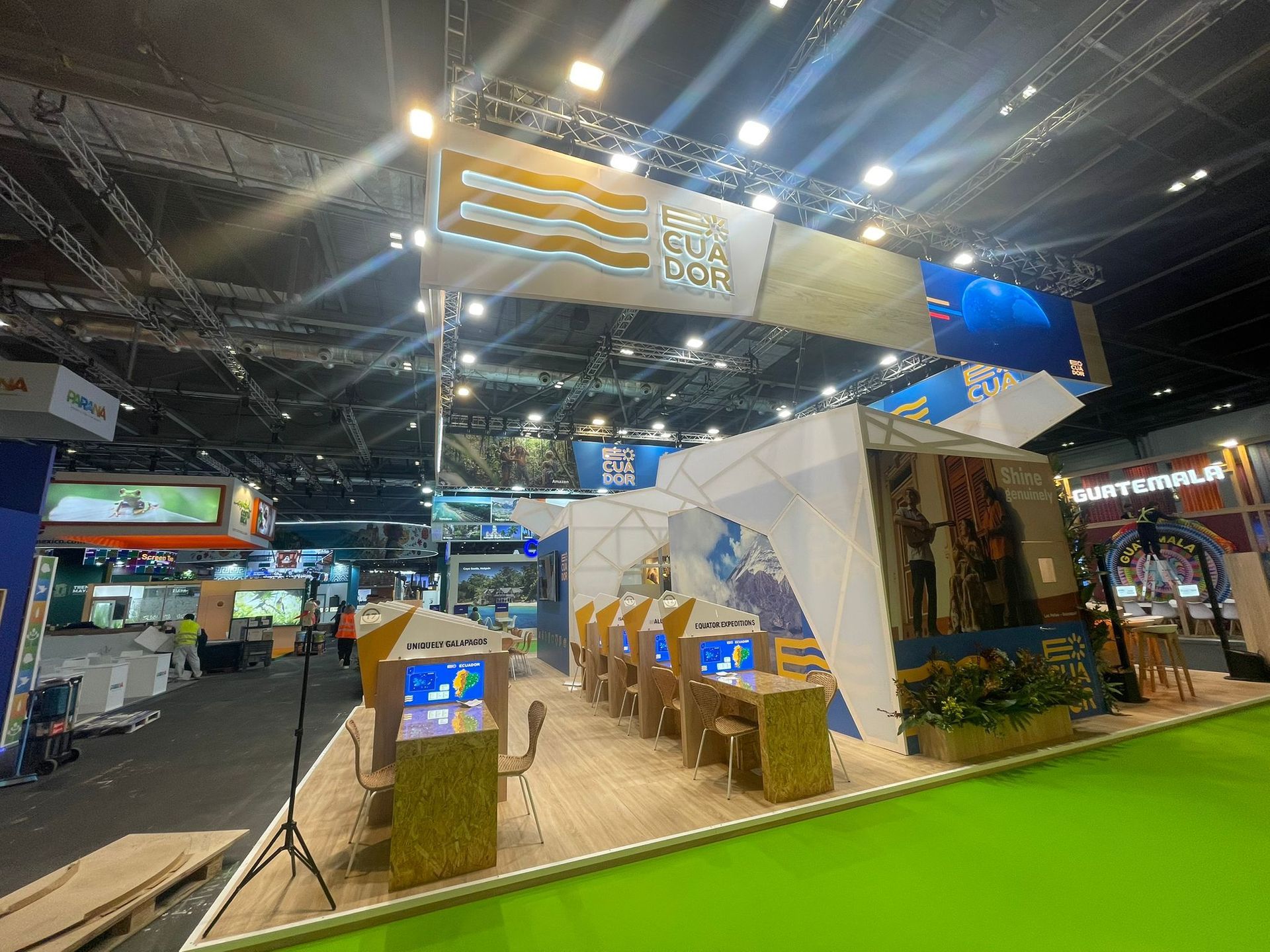 Stand de exposición con temática turística de Goa. Estructura de madera y mamparas.