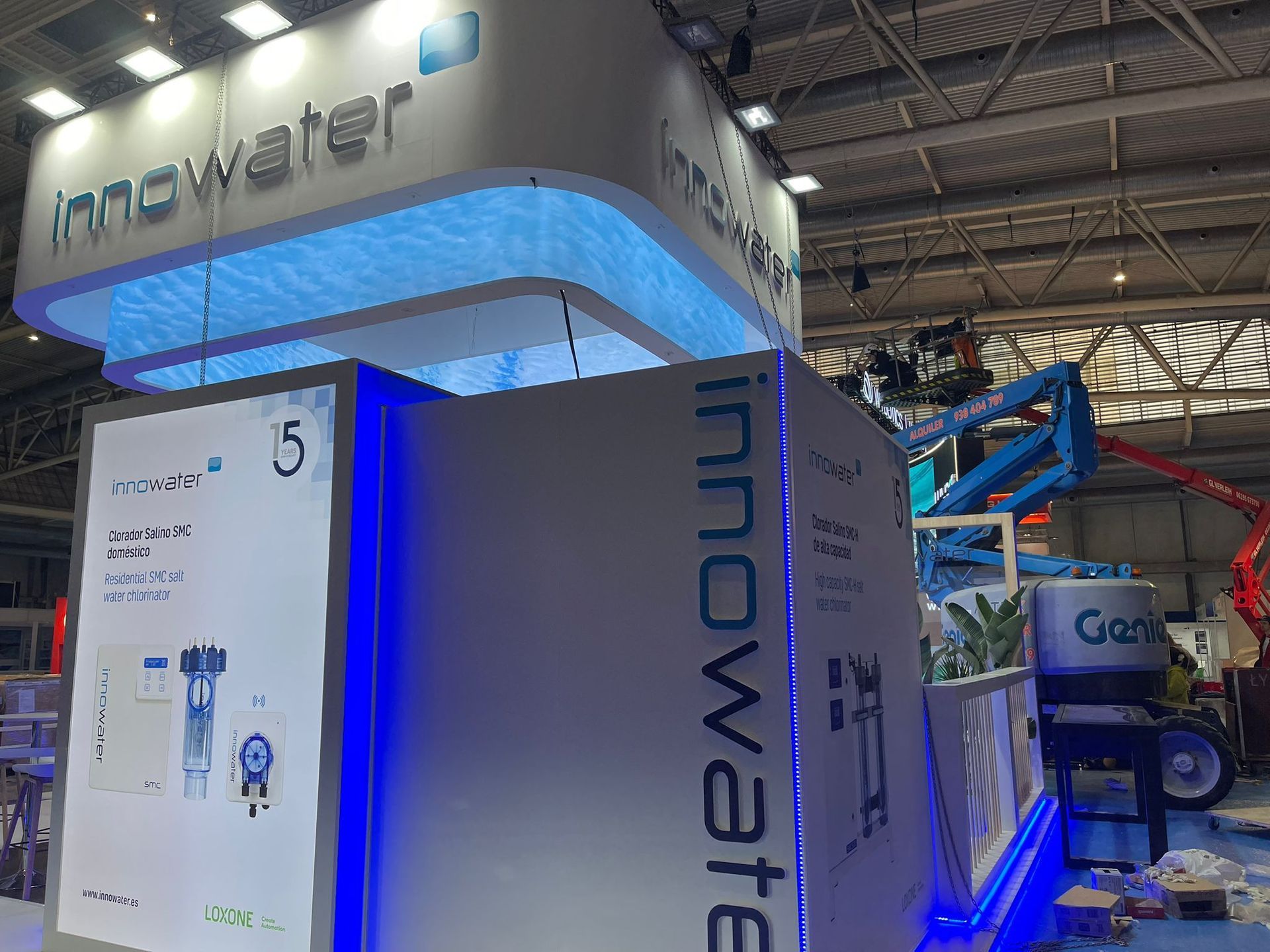 Un stand de feria de InnovaWater con detalles en azul, iluminación superior y diagramas.
