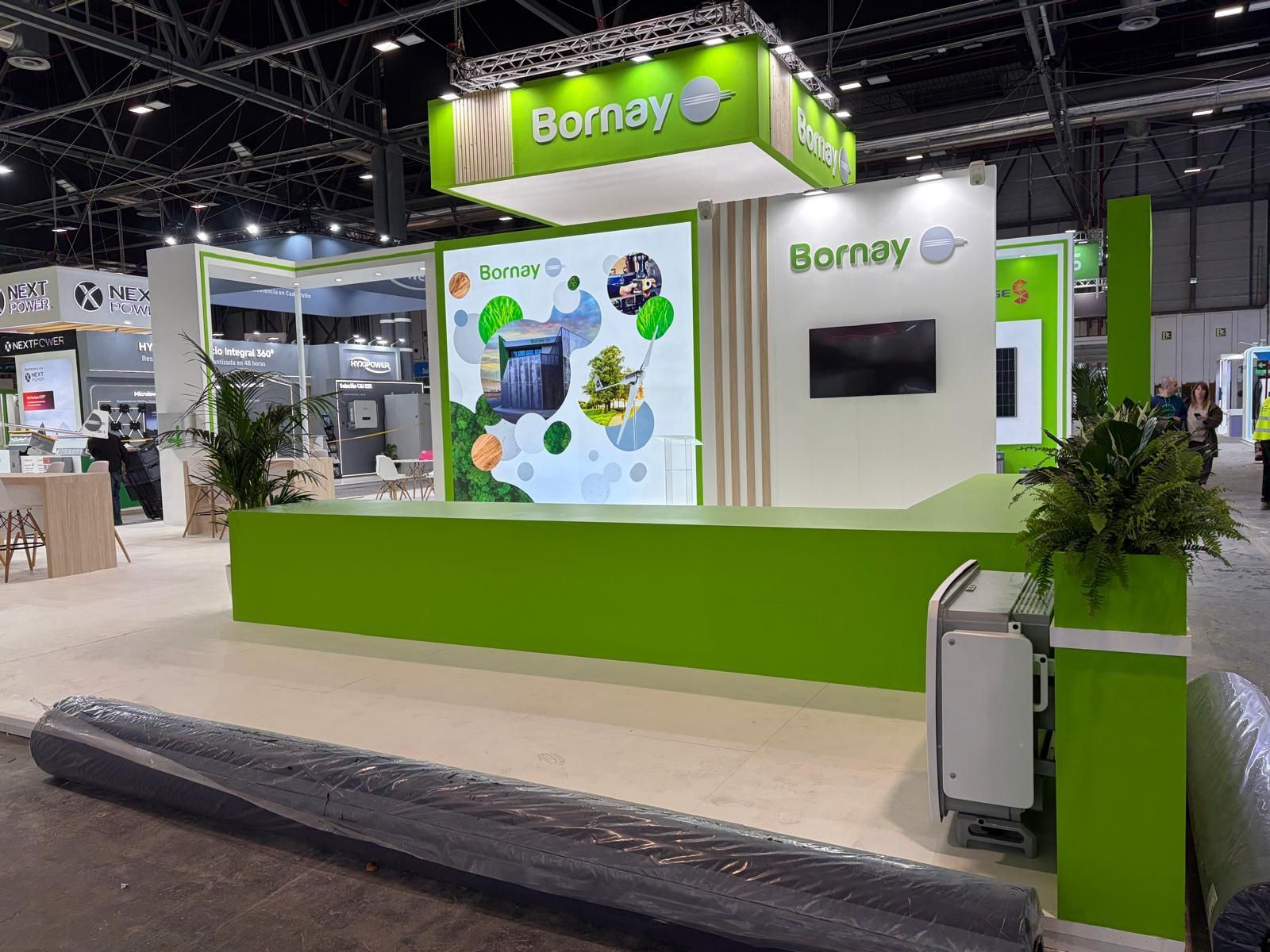 Stand de feria verde y blanco para Bornay, con cartel luminoso y mostrador.