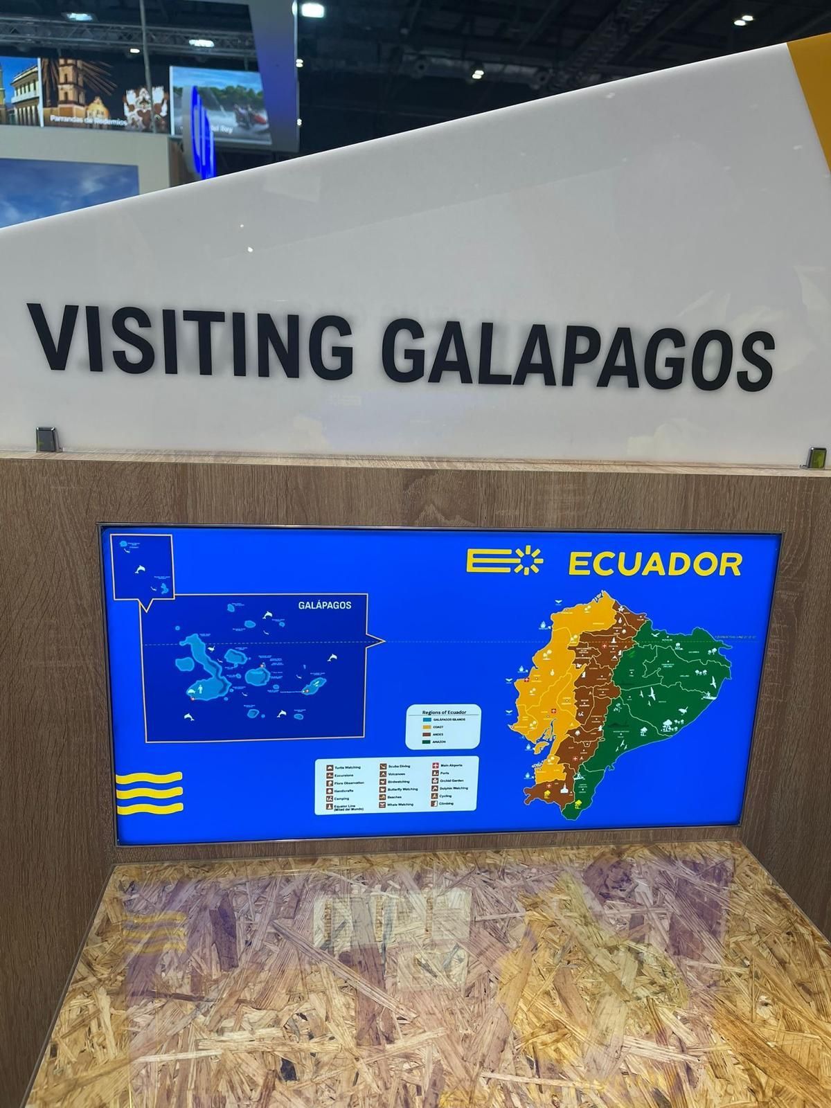 Señal: Visitando Galápagos, mapa de Ecuador y las Islas Galápagos en pantalla.
