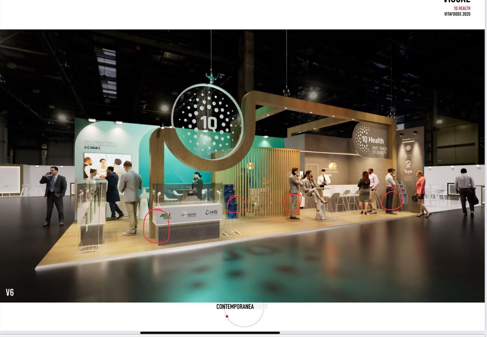 Un stand de feria con gente; tonos verde azulado, dorado y madera. El letrero dice