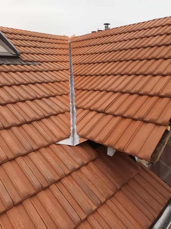 Un chéneau de toiture pour l'écoulement de l'eau.