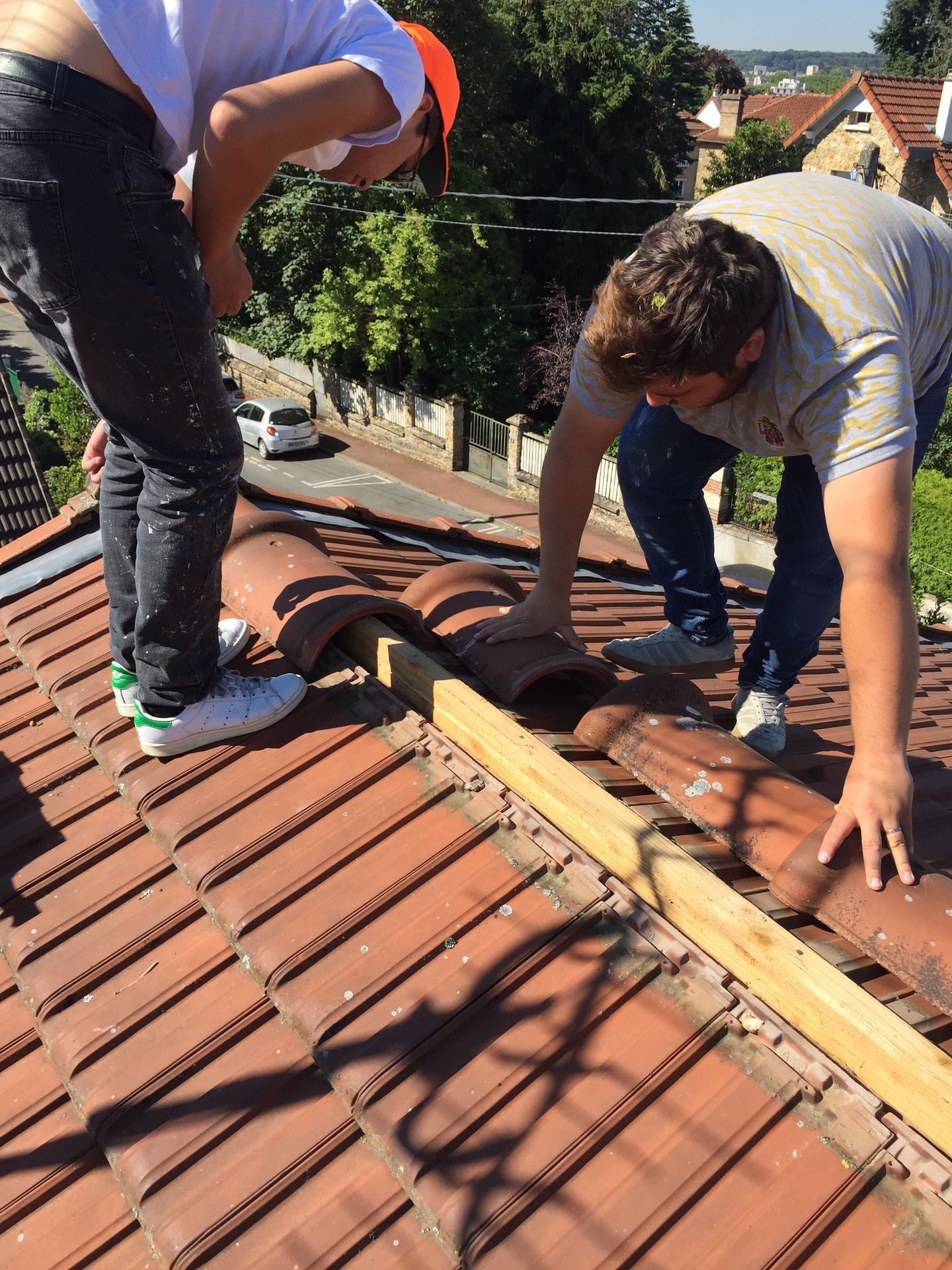 La rénovation d'un faîtage de toiture.