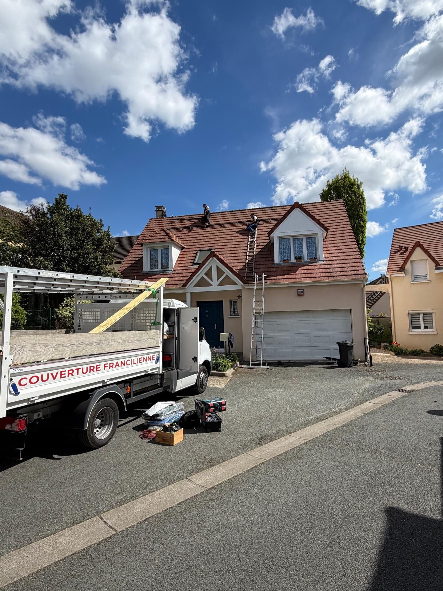 Un camion blanc devant une maison.