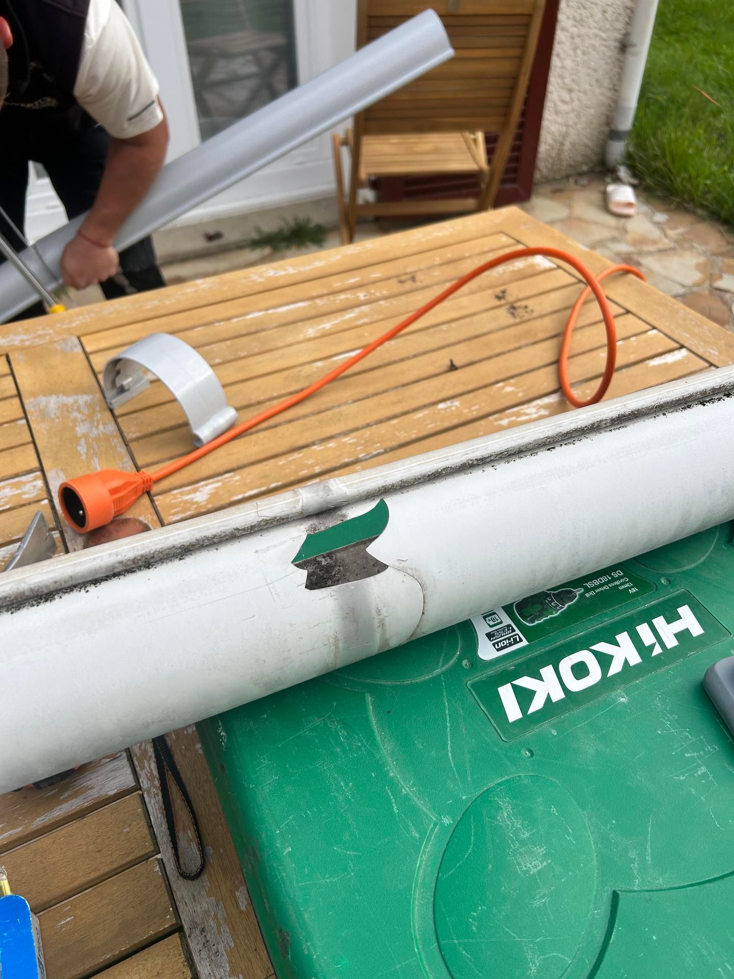 Une gouttière détériorée.