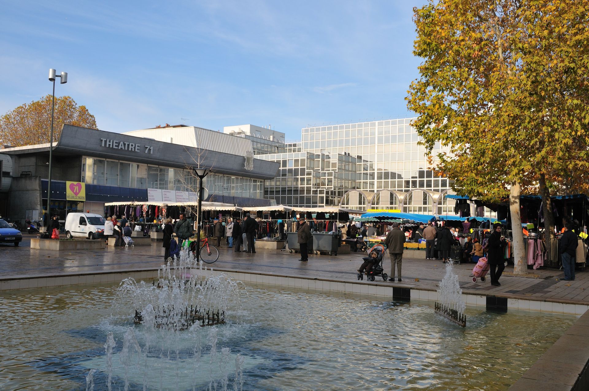 Une fontaine et des bâtiments.