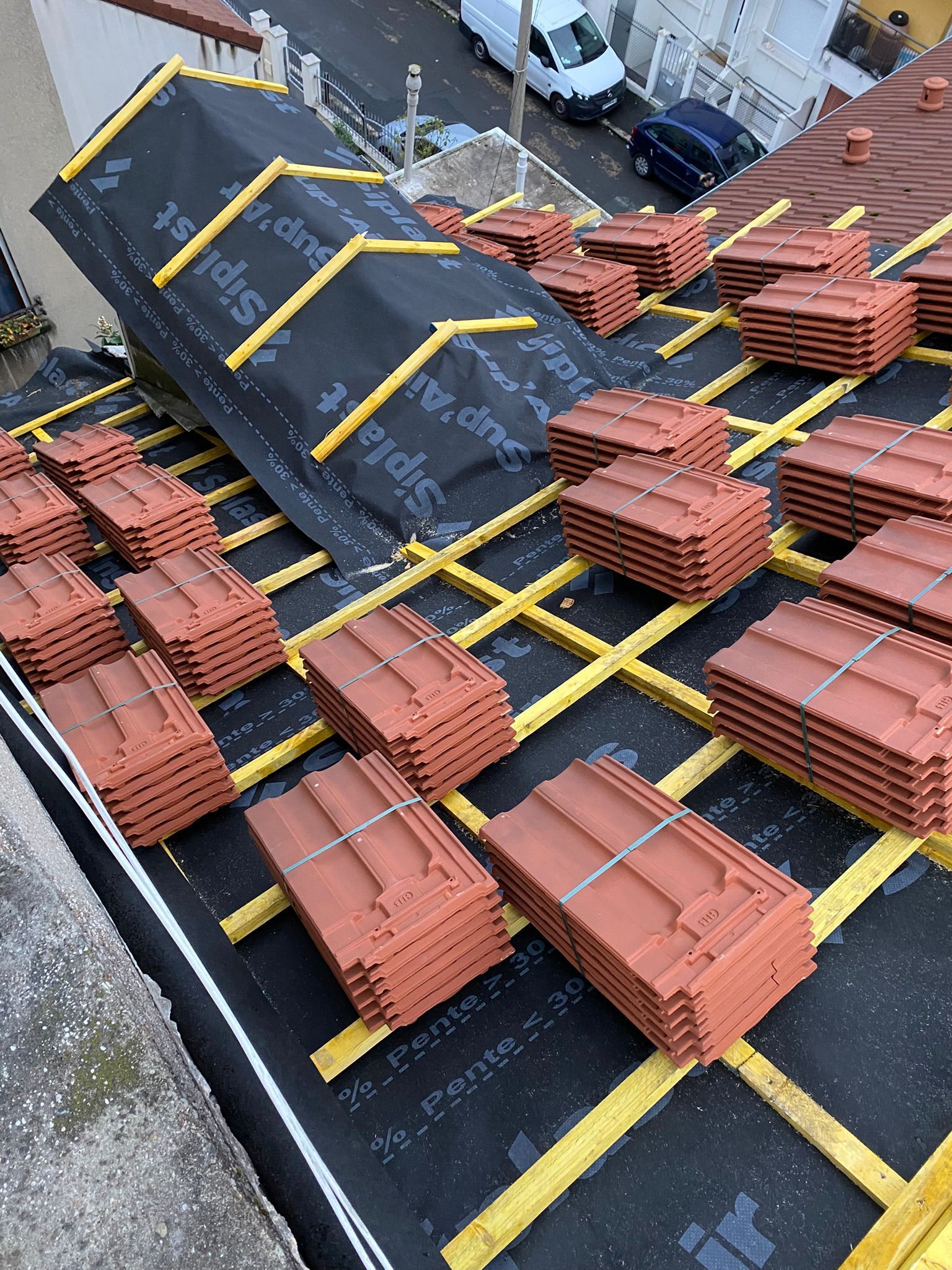 Des piles de tuiles sur un toit.