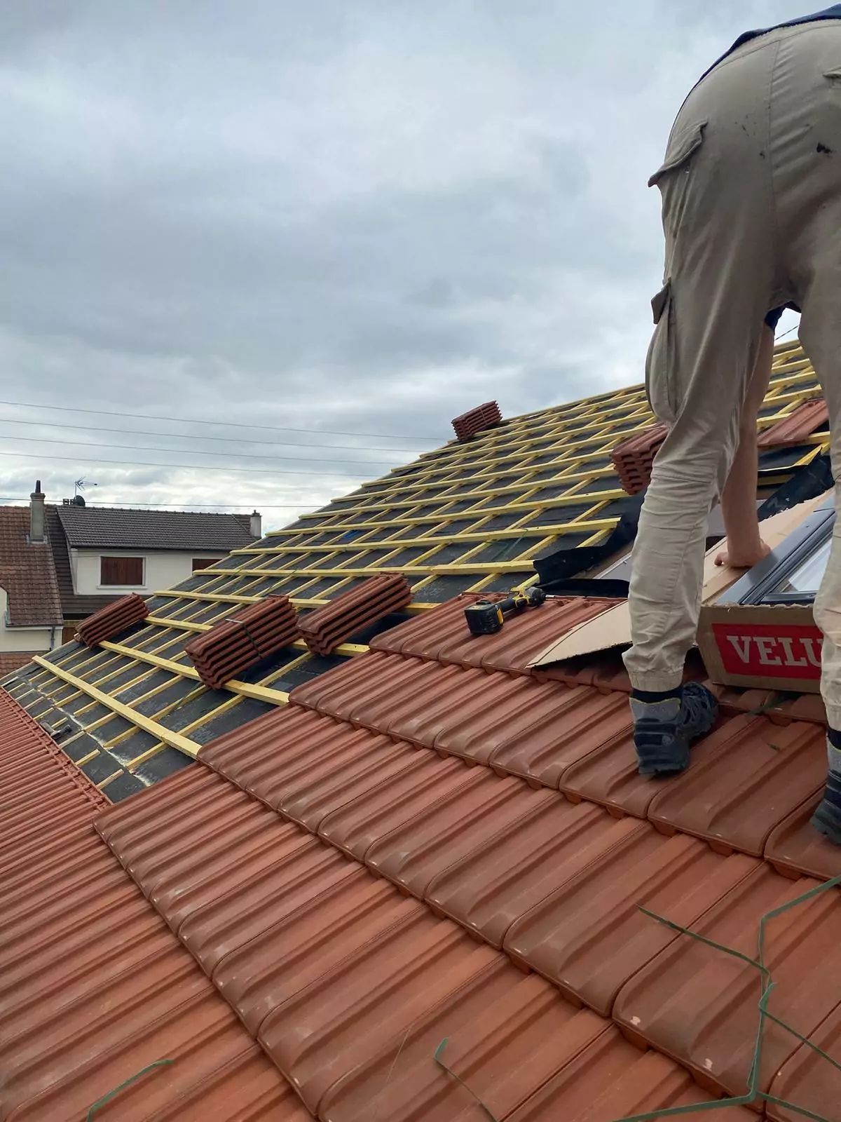 Des tuiles sur un toit en rénovation.