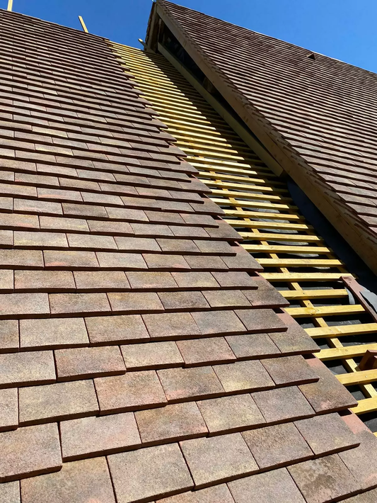 Une toiture en tuiles plates et des liteaux.