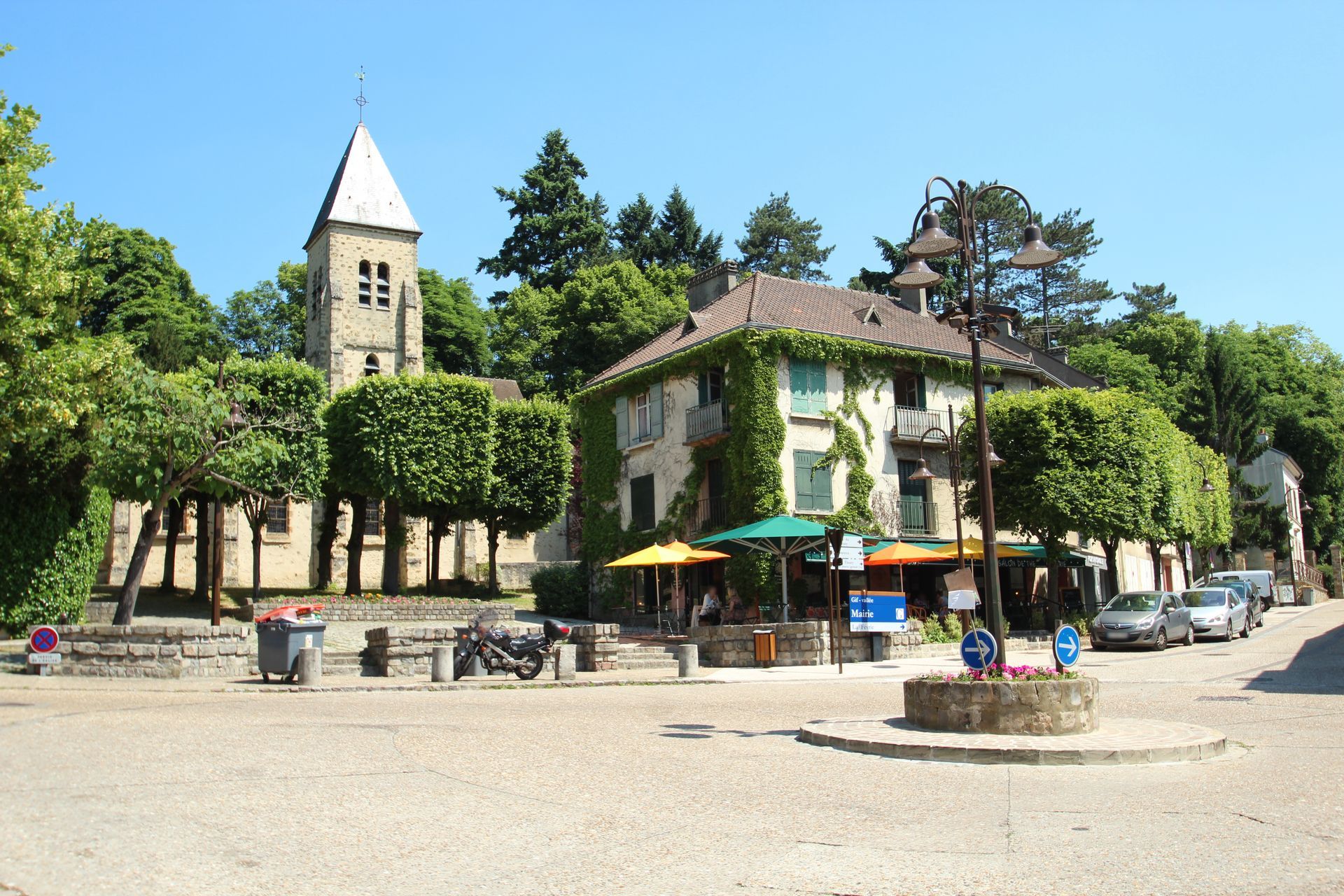 Une place et un clocher.