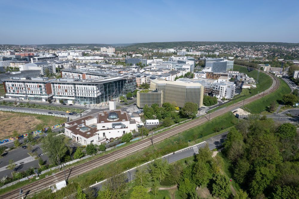 Vue aérienne d'un chemin de fer et de bâtiments.